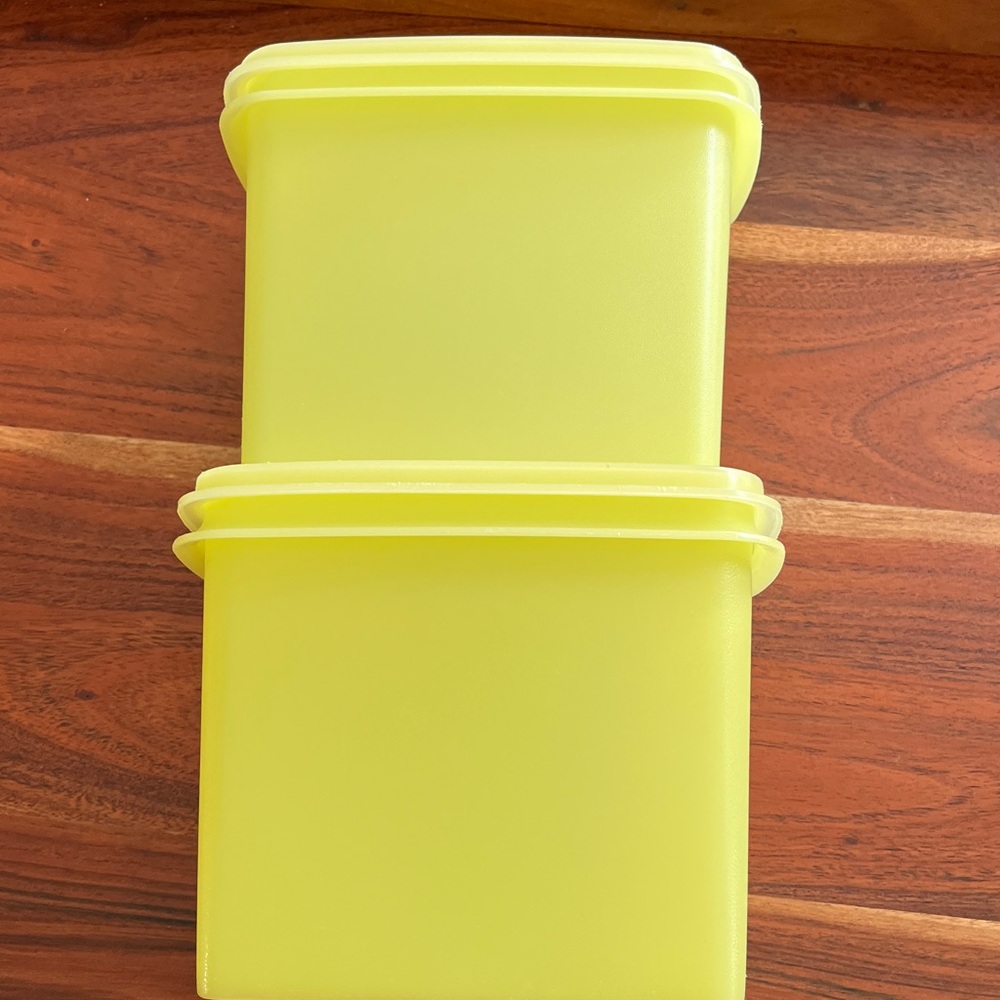 2 VINTAGE TUPPERWARE CONTAINERS - Picture 5 of 9